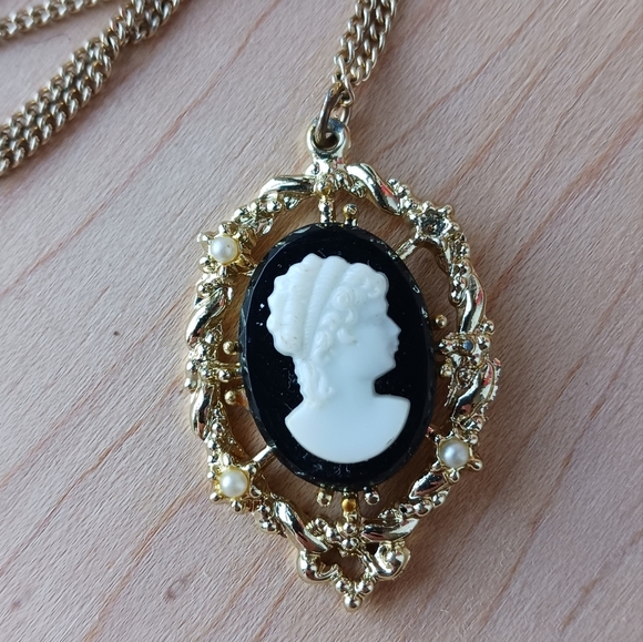Vintage Gold Tone Faux Cameo Necklace And Screw Back Earring Set Costume Jewelry - Picture 2 of 12